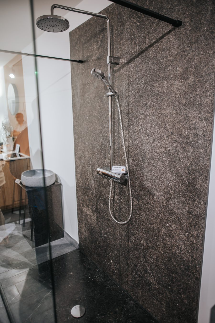 Douche à l’italienne en pierre bleue